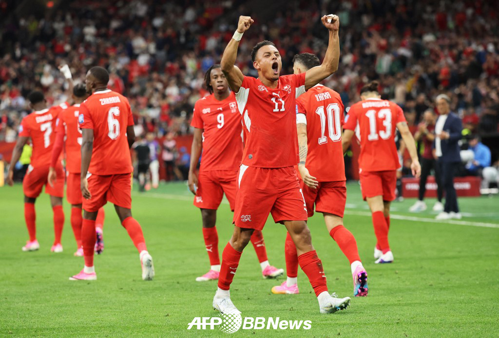 스위스 대표팀 단 은도이가 3일 알제리와의 2026 FIFA 북중미 월드컵 32강전 득점 이후 기뻐하고 있다. /AFPBBNews=뉴스1