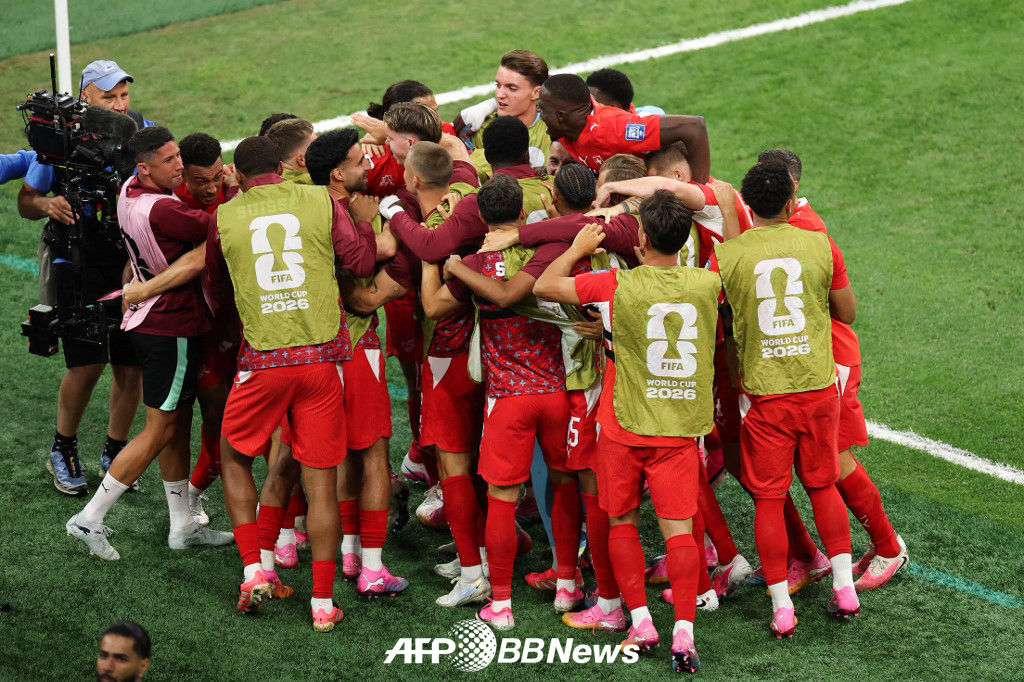 스위스 축구 대표팀 선수들이 3일 알제리와의 2026 FIFA 북중미 월드컵 32강전 득점 이후 기뻐하고 있다. /AFPBBNews=뉴스1