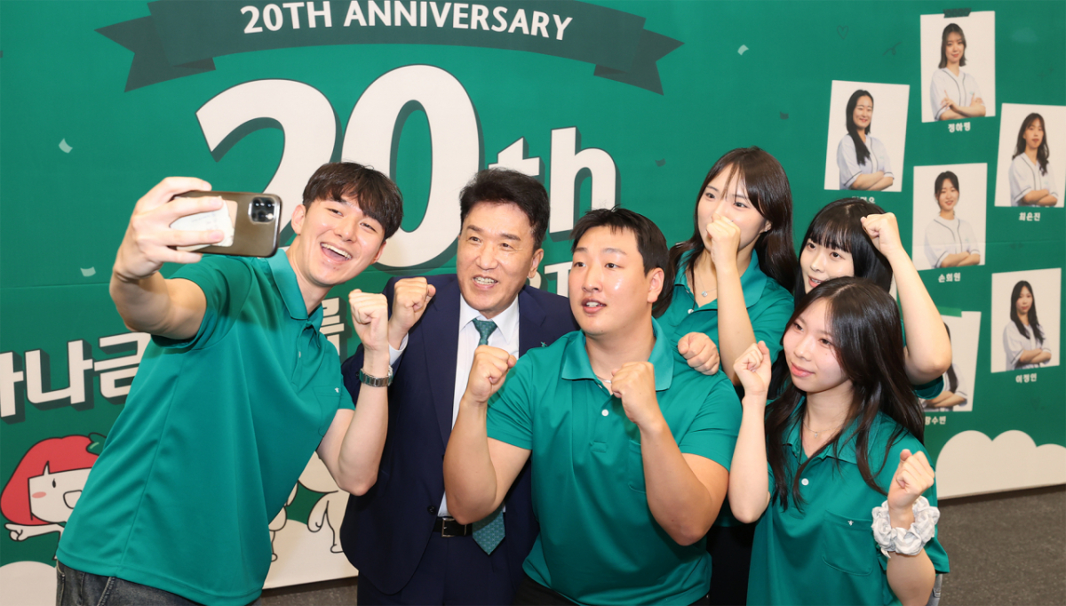 하나금융그룹이 지난 2일 하나금융그룹 명동사옥에서 '제20기 스마트(SMART) 홍보대사' 발대식을 갖고 새롭게 선발된 대학생 50명이 공식 활동을 시작했다. 이날 발대식에 참석한 함영주 하나금융 회장(사진 왼쪽에서 두 번째)이 스마트 홍보대사들과 함께 '파이팅' 포즈를 취하며 기념촬영을 하고 있다. /사진제공=하나금융