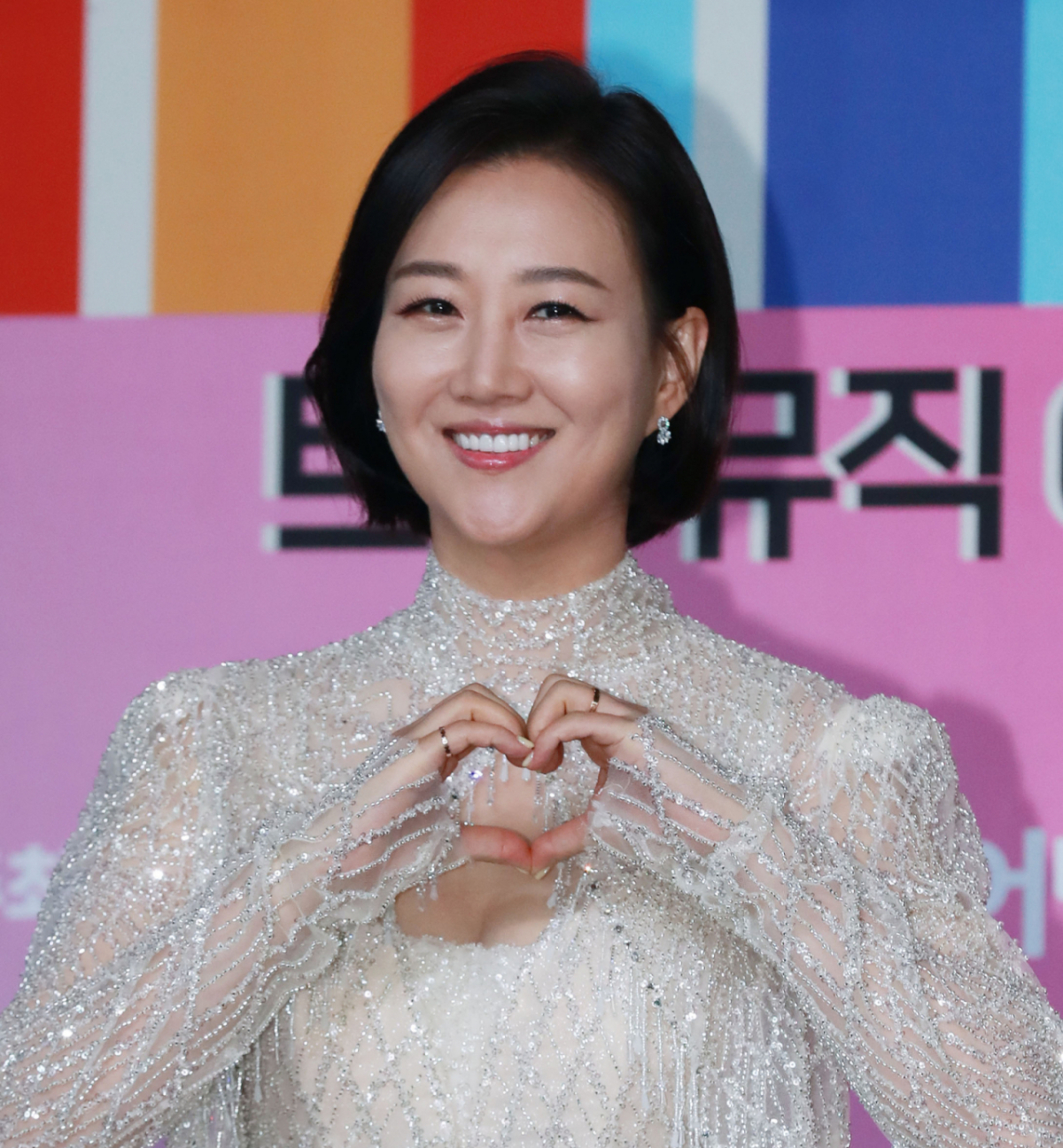투자 사기 혐의로 경찰 수사를 받던 가수 장윤정 친모 육모씨를 둘러싸고 엇갈린 주장이 이어지고 있다. 마지막으로 남긴 메시지 이후 연락이 끊기면서 사망 가능성까지 제기된 반면 최근까지 육씨와 연락했다는 지인 증언도 나왔다.. 사진은 가수 장윤정이 2024년 4월12일 오후 서울 마포구 상암동 SBS 프리즘 타워에서 진행된 트롯뮤직어워즈 2024 레드카펫 행사에 참석해 포즈를 취하고 있는 모습. /사진=이동훈 기자