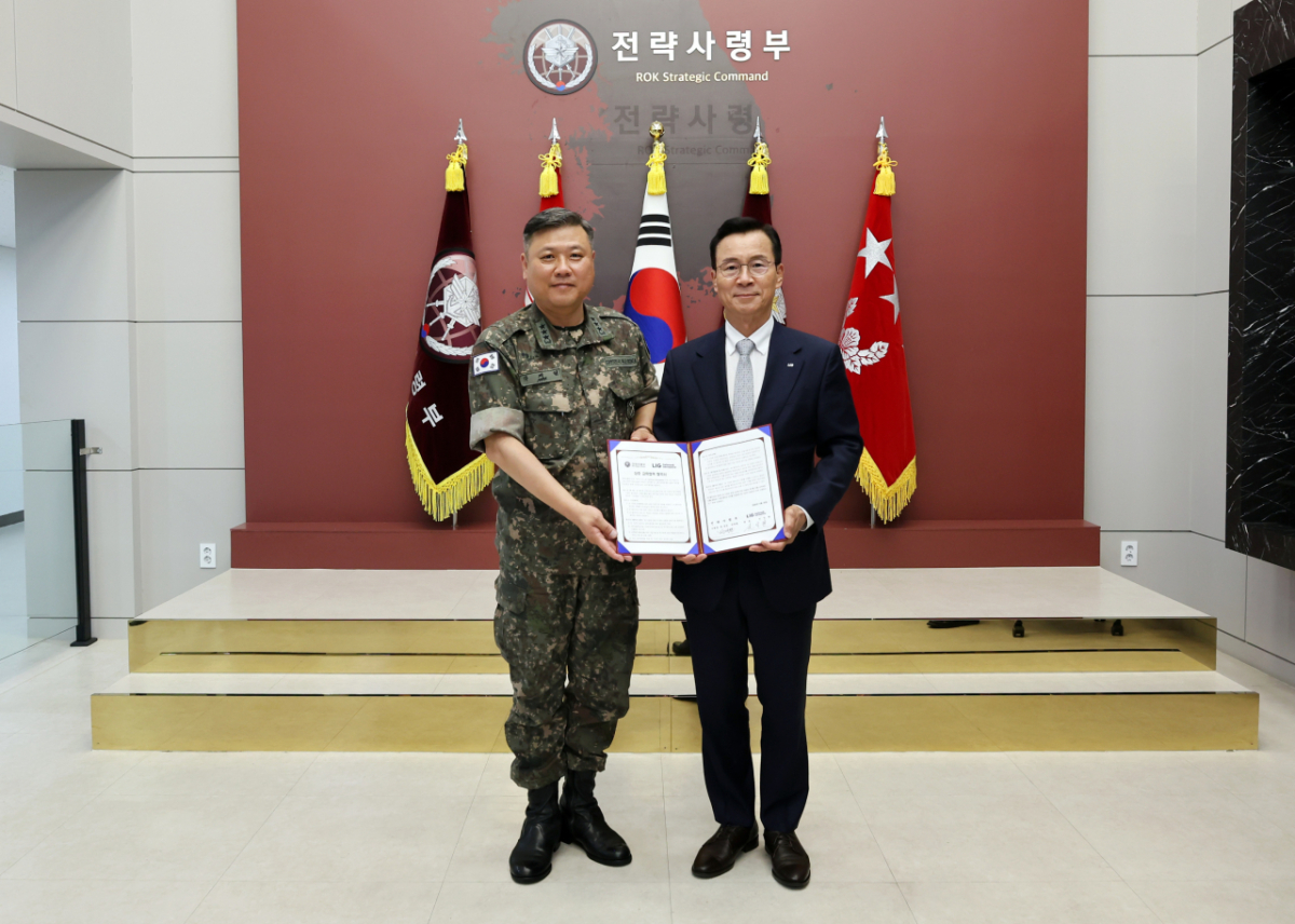 신익현(오른쪽) LIG D&A 대표와 박재열 전략사령관이 지난달 30일 전략적 파트너십 구축을 위한 업무협약을 체결하고 기념촬영을 하고 있다./사진=LIG D&A