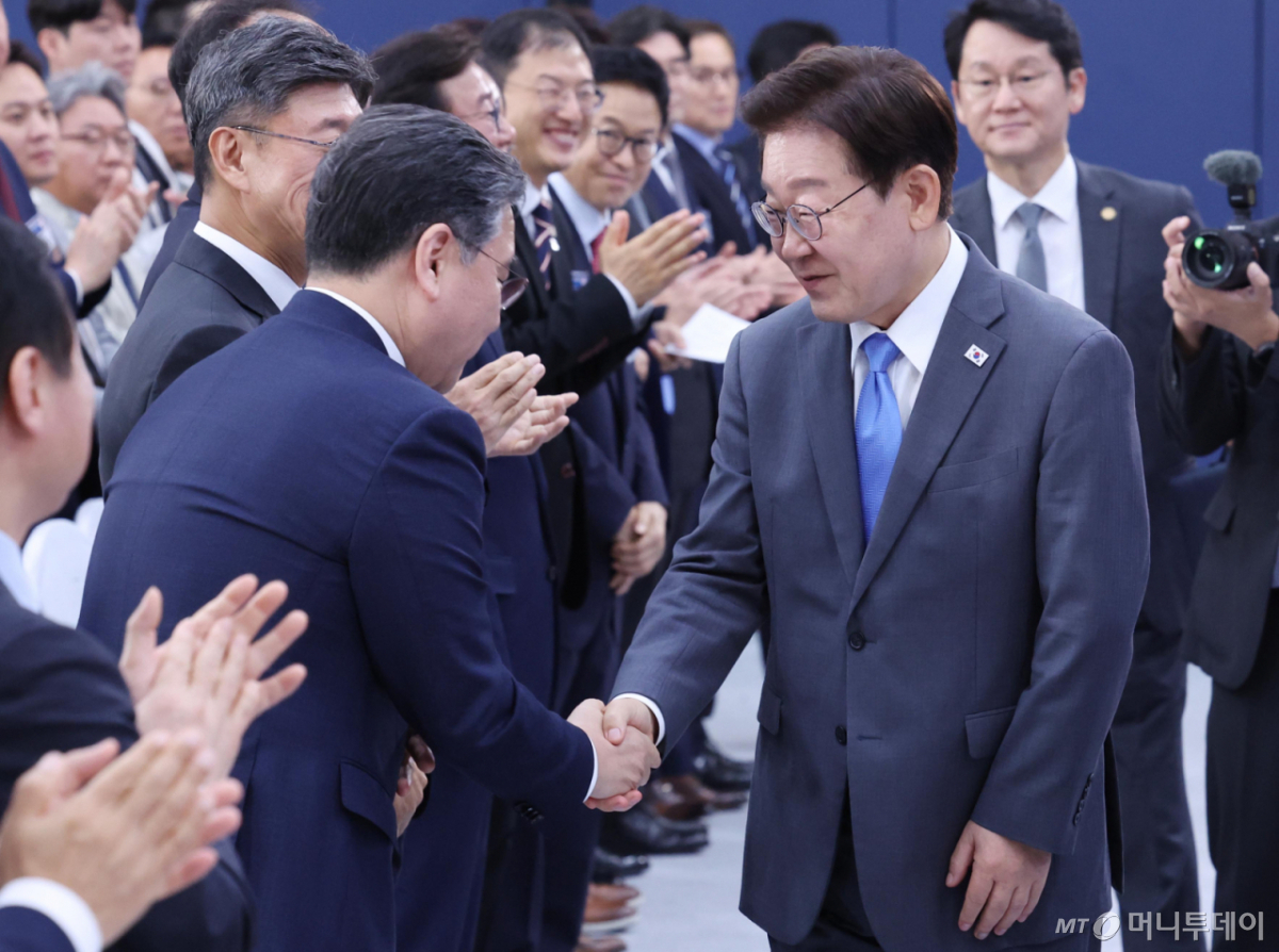 (진주=뉴스1) 허경 기자 = 이재명 대통령이 3일 경남 진주시에서 열린 영남권 첨단산업 발전비전 국민보고회에 입장하며 장재훈 현대자동차그룹 부회장과 인사를 나누고 있다. 2026.7.3/뉴스1 Copyright © 뉴스1. All rights reserved. 무단 전재 및 재배포, AI학습 이용 금지. /사진=(진주=뉴스1) 허경 기자