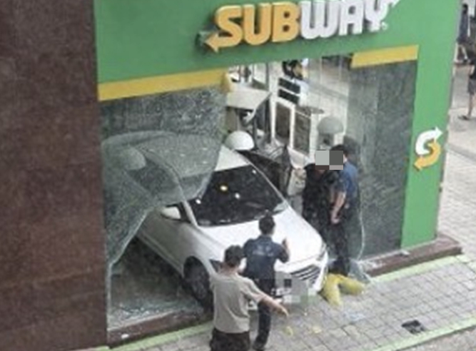 3일 오후 서울 강남구 논현역 인근 한 샌드위치 가게 내부로 차량 한 대가 돌진하는 사고가 발생했다. /사진출처=SNS 캡처