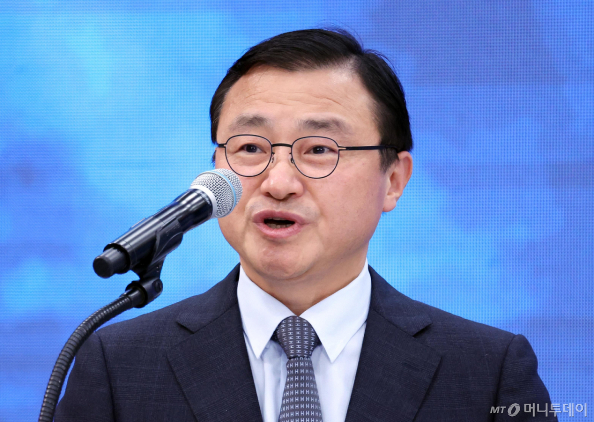 노태문 삼성전자 대표가 3일 경남 진주에서 열린 영남권 첨단산업 발전비전 국민보고회에서 투자계획을 발표하고 있다./사진=뉴시스