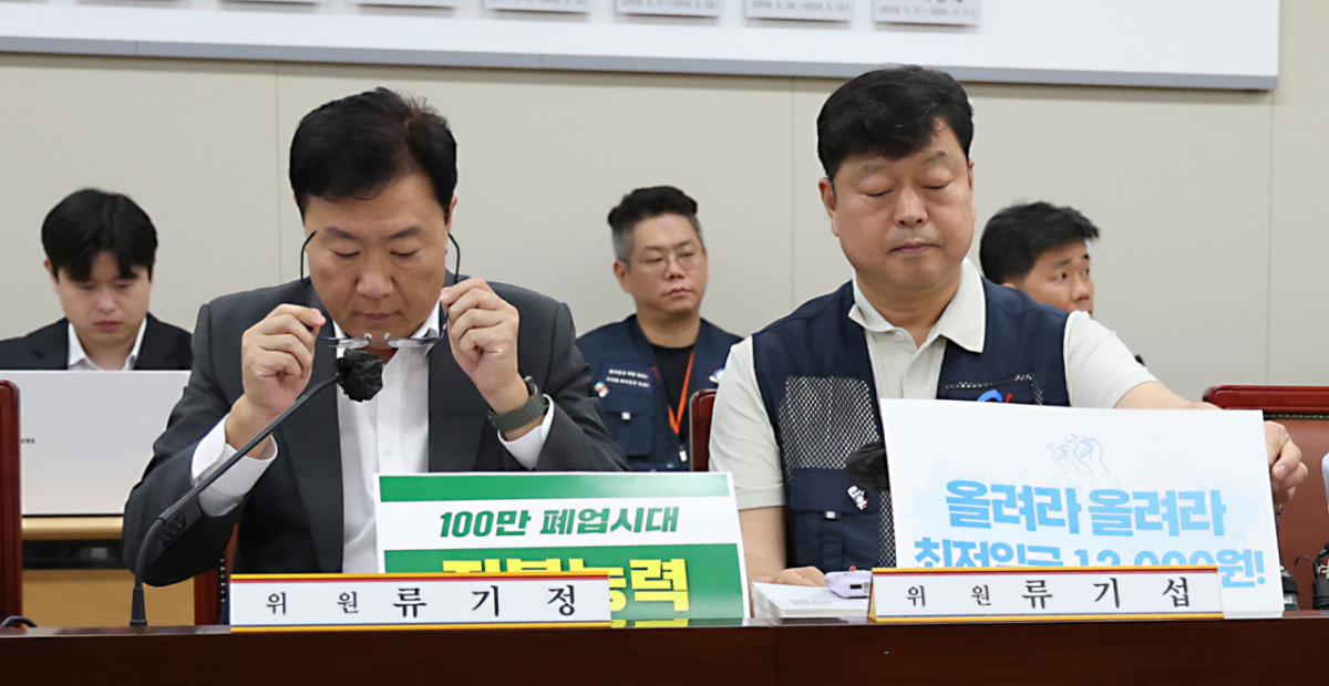 류기정 사용자위원과 류기섭 근로자위원이 2일 세종시 정부세종청사 최저임금위원회에서 열린 2027년도 최저임금위원회 11차 전원회의에 참석하여 회의를 준비하고 있다. 2026.7.2/뉴스1 Copyright © 뉴스1. All rights reserved. 무단 전재 및 재배포, AI학습 이용 금지. /사진=(세종=뉴스1)