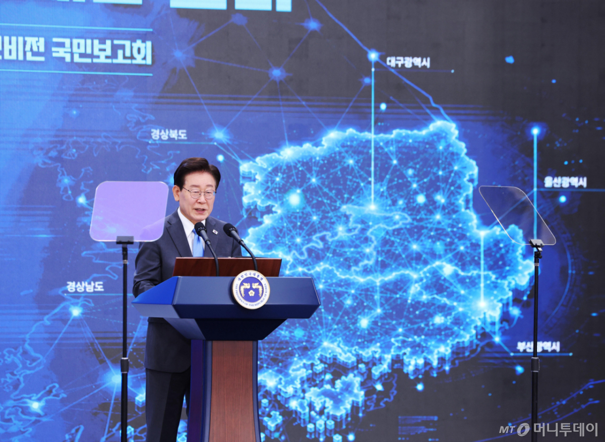 [진주=뉴시스] 조성봉 기자 = 이재명 대통령이 3일 경남 진주에서 열린 영남권 첨단산업 발전비전 국민보고회에서 축사를 하고 있다. 2026.07.03. suncho21@newsis.com /사진=류현주