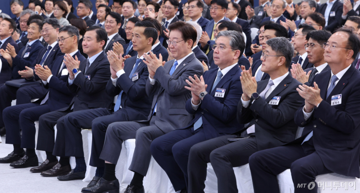 [진주=뉴시스] 조성봉 기자 = 이재명 대통령이 3일 경남 진주에서 열린 영남권 첨단산업 발전비전 국민보고회에서 박수를 치고 있다. 2026.07.03. suncho21@newsis.com /사진=류현주