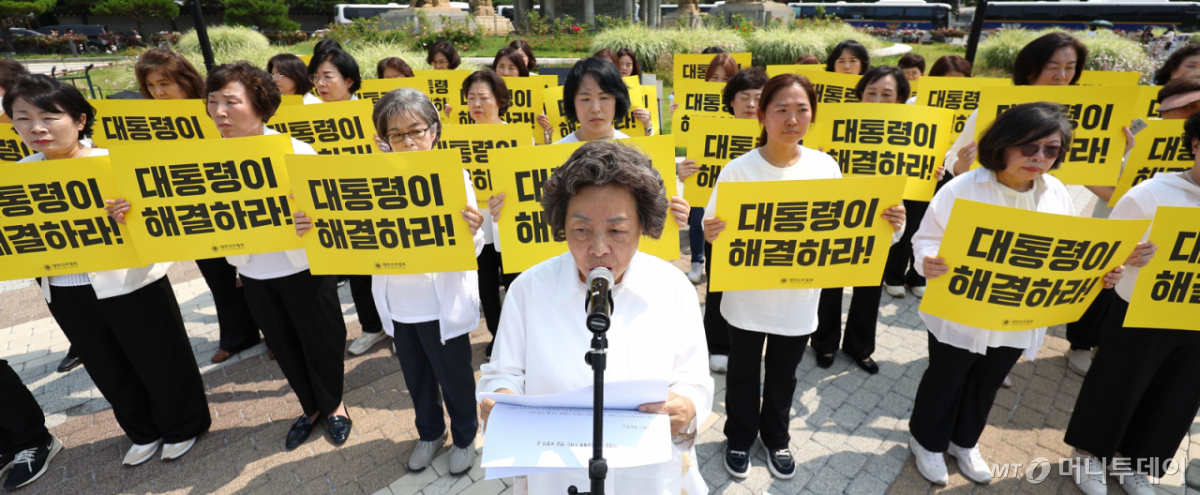 [서울=뉴시스] 김선웅 기자 = 신경림 대한간호협회장이 30일 서울 종로구 청와대 앞에서 기자회견을 열고 진료지원 간호사 교육체계 정상화 및 대통령 면담을 촉구하고 있다. 2026.06.30. mangusta@newsis.com /사진=김선웅