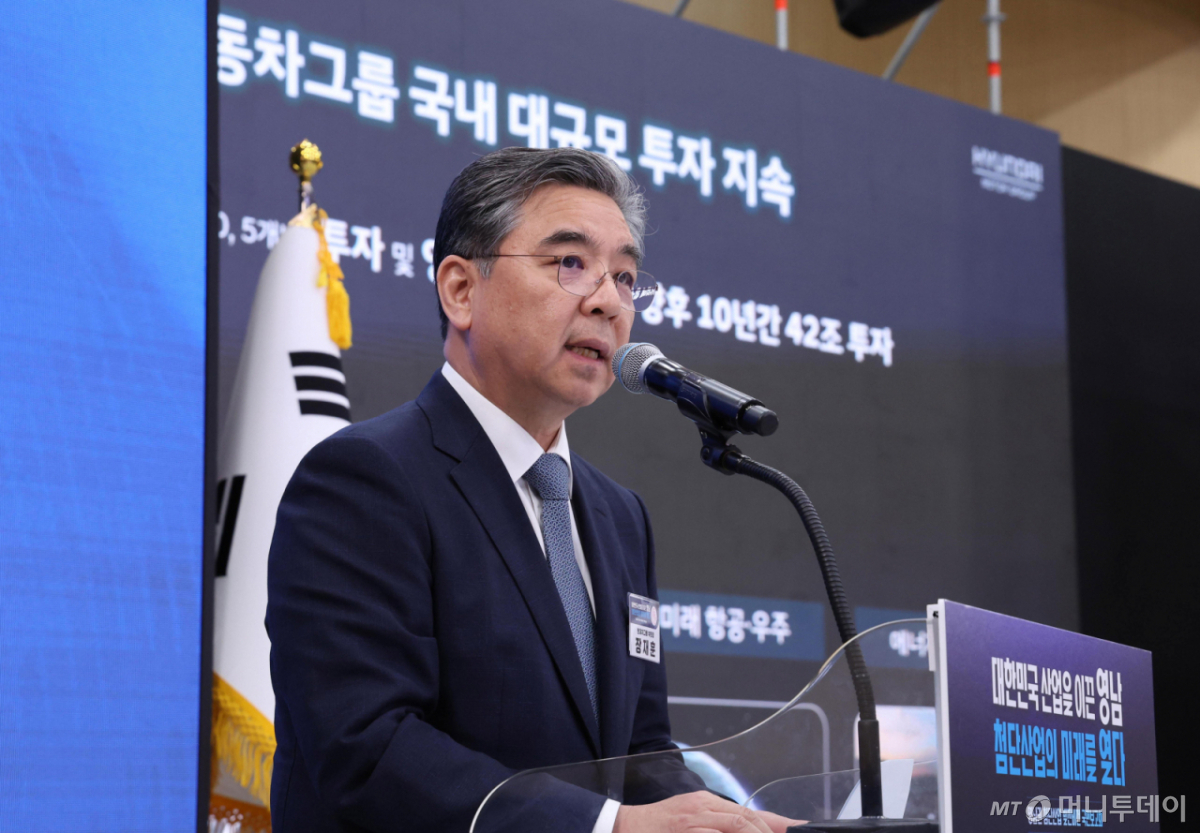 [진주=뉴시스] 조성봉 기자 = 장재훈 현대차그룹 부회장이 3일 경남 진주에서 열린 영남권 첨단산업 발전비전 국민보고회에서 투자계획을 발표하고 있다. 2026.07.03. suncho21@newsis.com /사진=류현주