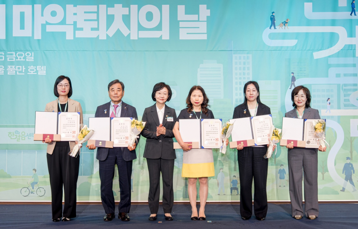한은영 덕성여자대학교 약학대학 교수(왼쪽에서 4번째)가 세계마약퇴치의 날을 맞아 열린 제40회 기념식에서 국무총리 표창을 받았다./사진제공=덕성여자대학교