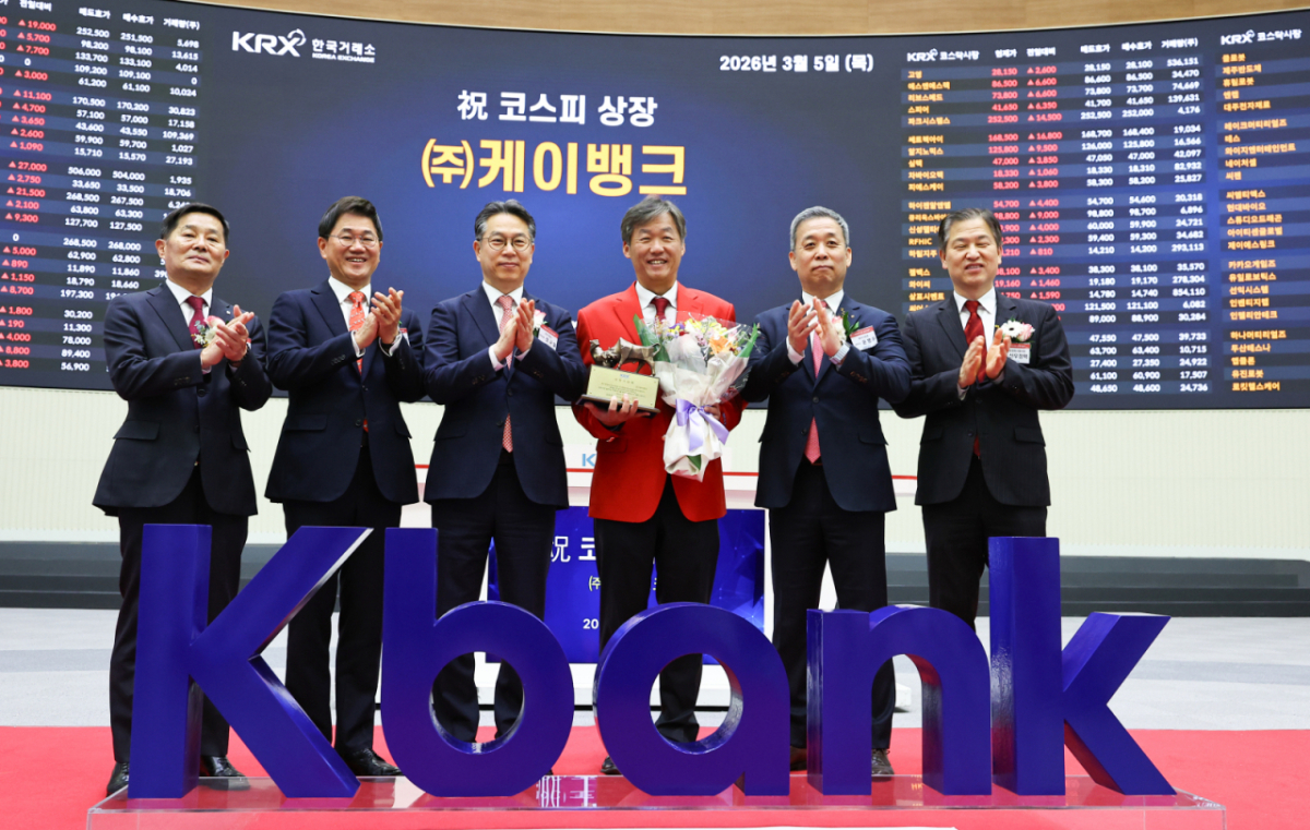 [서울=뉴시스] 최진석 기자 = 최우형 케이뱅크 대표이사가 5일 오전 서울 여의도 한국거래소에서 열린 코스피 상장식에서 기념촬영을 하고 있다.   왼쪽부터 양태영 한국IR협의회 회장, 박종문 삼성증권 대표이사, 정규일 한국거래소 유가증권시장본부장, 최 대표이사, 윤병운 NH투자증권 대표이사, 선우정택 한국상장회사협의회 부회장. 2026.03.05. myjs@newsis.com /사진=최진석