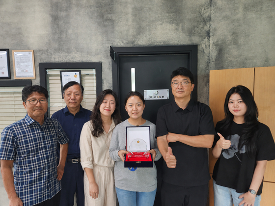 라이드문 임직원들이 'R&D혁신대상'을 비대면 수상하고 기념사진을 촬영 중이다/사진제공=라이드문