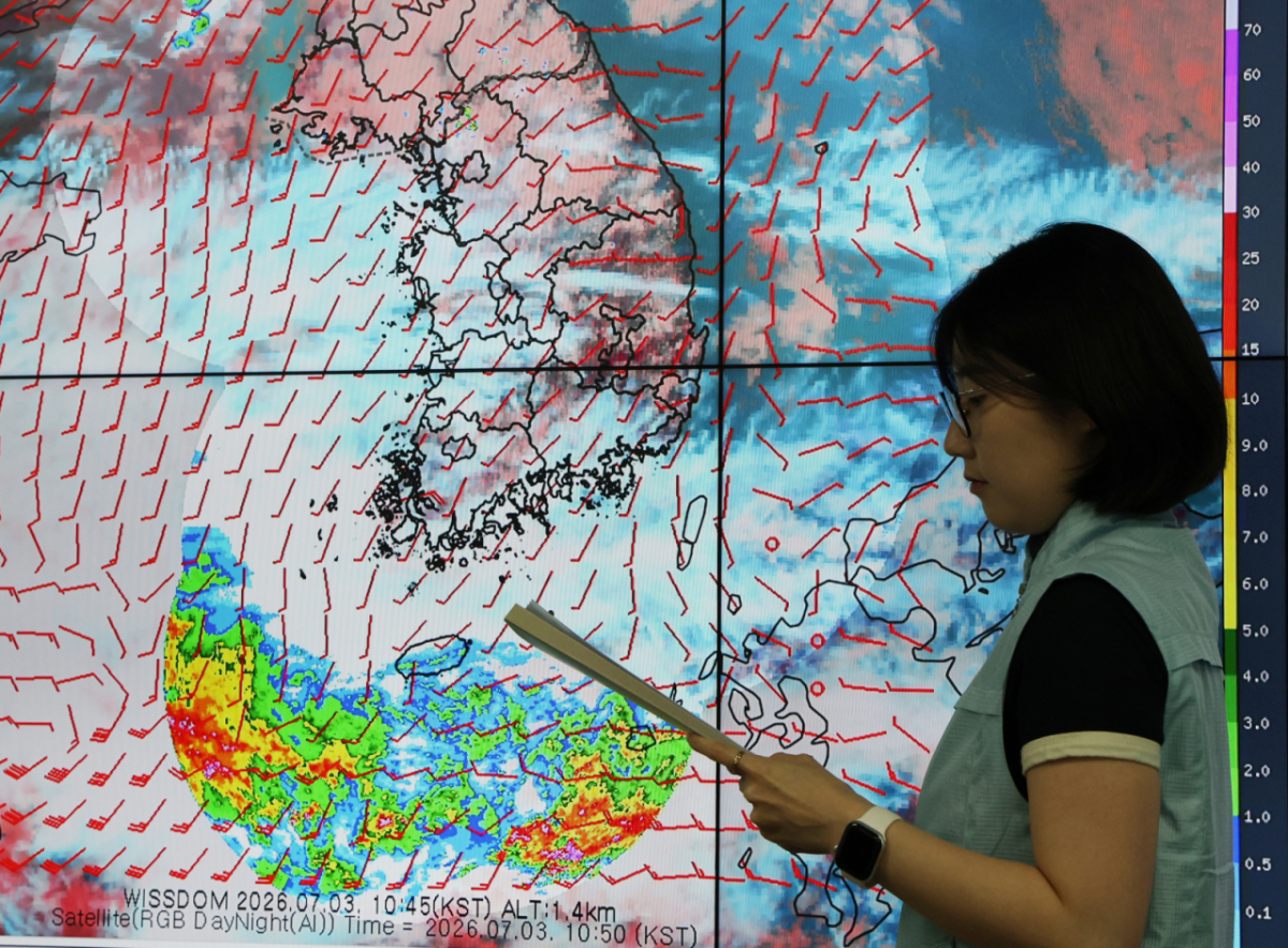 3일 경기 수원시 권선구 수도권기상청에서 예보관이 기상 상황을 살펴보고 있다/사진=뉴스1