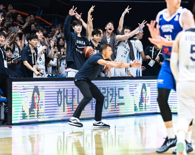 작전 지시하는 마줄스 감독. /사진=FIBA