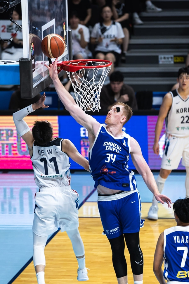 이우석의 슈팅을 막고 있는 길벡(오른쪽). /사진=FIBA