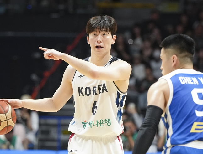 패턴을 지시하는 이정현. /사진=대한민국농구협회
