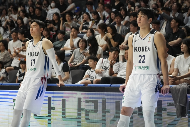 아쉬워하는 이우석(왼쪽)과 여준석. /사진=대한민국농구협회