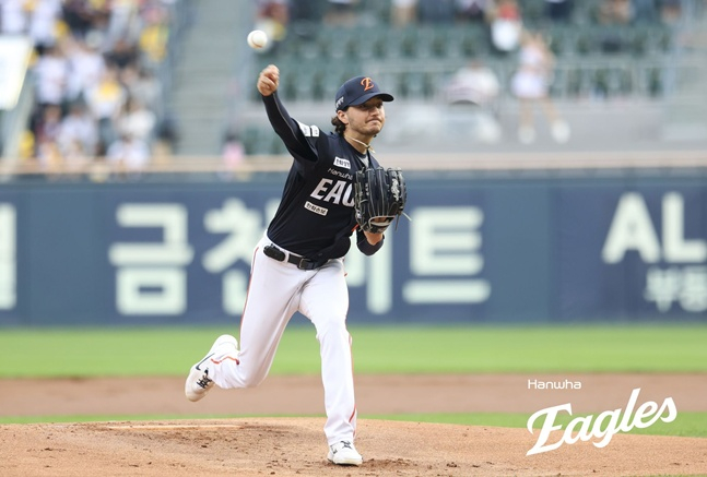 한화 이글스 투수 오웬 화이트가 3일 서울시 송파구 잠실야구장에서 열린 LG 트윈스와 2026 신한 SOL KBO리그 방문경기에 선발 등판해 역투하고 있다. /사진=한화 이글스 제공