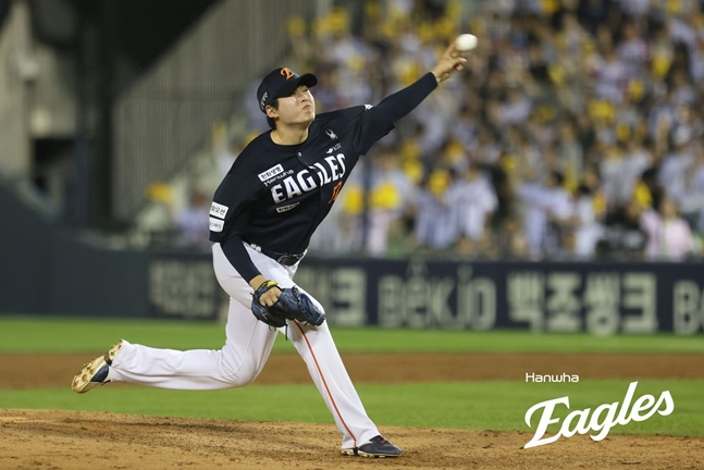 한화 이글스 투수 조동욱이 3일 서울시 송파구 잠실야구장에서 열린 LG 트윈스와 2026 신한 SOL KBO리그 방문경기에 8회말 무사 만루에 등판해 역투를 펼치고 있다. /사진=한화 이글스 제공