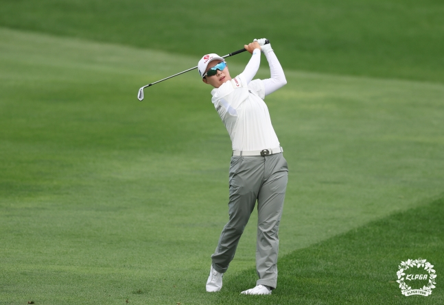 김효주가 3일 인천 서구 베어즈베스트 청라(파72)에서 열린 한국여자프로골프(KLPGA) 투어 롯데 오픈 2라운드에서 아이언샷을 날리고 타구를 바라보고 있다. /사진=KLPGT 제공