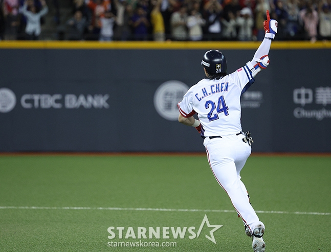 '2024 WBSC 프리미어12' B조 예선 한국-대만전이 13일 대만 타이베이돔에서 열렸다. 대만 천천웨이가 2회말 무사 만루에서 한국 선발 고영표를 통타, 만루 홈런을 날린 후 홈인하고 있다. /사진=김진경 대기자