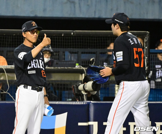한화 이글스 조동욱(오른쪽)이 3일 LG 트윈스 원정경기에서 팀이 1-0으로 앞선 8회말 무사 만루에서 등판해 무실점으로 막아낸 뒤 김우석 코치의 격려를 받으며 더그아웃으로 향하고 있다.