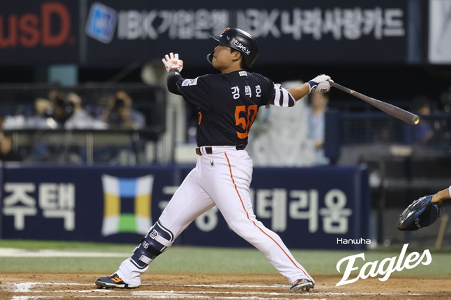 한화 이글스 강백호가 3일 LG 트윈스 원정경기에서 6회초 선제 솔로 홈런을 날리고 타구를 바라보고 있다. /사진=한화 이글스 제공