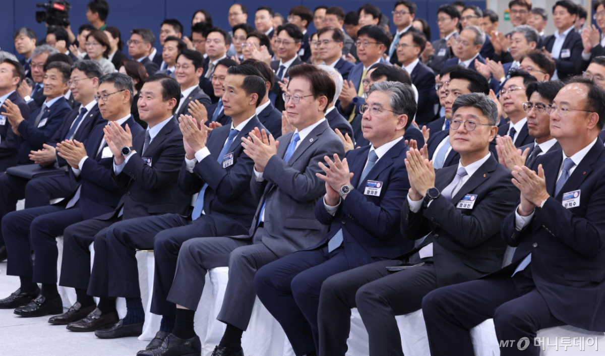 [진주=뉴시스] 조성봉 기자 = 이재명 대통령이 3일 경남 진주에서 열린 영남권 첨단산업 발전비전 국민보고회에서 박수를 치고 있다. 2026.07.03. suncho21@newsis.com /사진=류현주