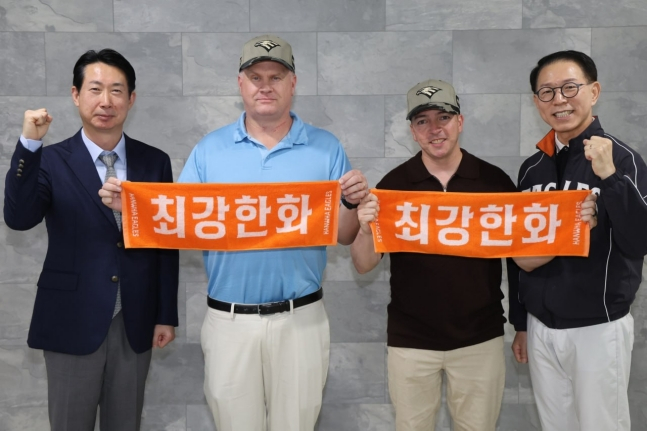 한화 이글스와 한화 에어로스페이스가 3일 잠실야구장에서 열린 LG 트윈스와 원정경기에 주한 미군 장병들을 초청해 ㅣㄱ념촬영을 하고 있다. /사진=한화 이글스 제공