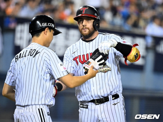 LG 트윈스 오스틴 딘(오른쪽)이 4일 서울시 송파구 잠실야구장에서 열린 한화 이글스와 2026 신한 SOL KBO리그 홈경기에서 6회말 밀어내기 볼넷을 얻어내고 걸어나가고 있다.