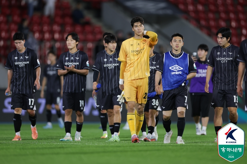 김해FC 2008과 무승부 후 성남FC 선수단. /사진=한국프로축구연맹 제공