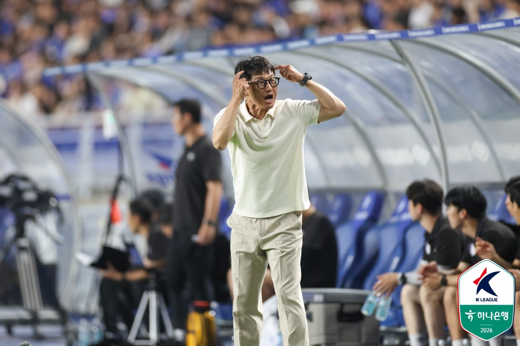 이정효 감독이 4일 오후 7시 30분 수원월드컵경기장에서 열린 하나은행 K리그2 16라운드 경기 중 두 손가락으로 머리를 가리키고 있다. /사진=한국프로축구연맹 제공