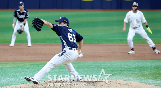 두산 김택연이 4일 고척스카이돔서 열리는 2026KBO리그 키움히어로즈와 두산베어스 경기 7회말 무사 만루위기를 무실점으로 막아내고 있다. /사진=강영조 선임기자