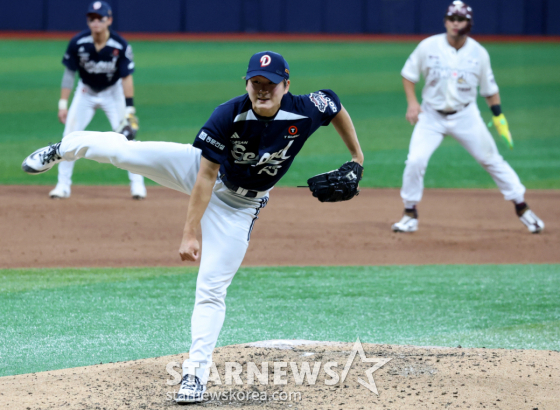 두산 김택연이 4일 고척스카이돔서 열리는 2026KBO리그 키움히어로즈와 두산베어스 경기 7회말 무사 만루위기를 무실점으로 막아내고 있다. /사진=강영조 선임기자