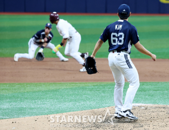 두산 김택연이 4일 고척스카이돔서 열리는 2026KBO리그 키움히어로즈와 두산베어스 경기 7회말 무사 만루위기를 무실점으로 막아내고 있다. /사진=강영조 선임기자