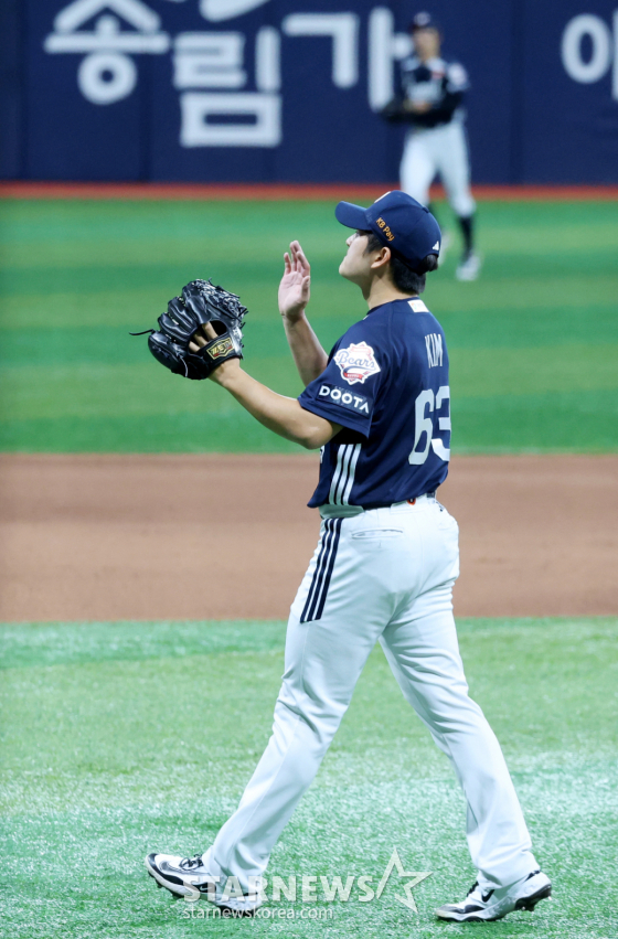 두산 김택연이 4일 고척스카이돔서 열리는 2026KBO리그 키움히어로즈와 두산베어스 경기 7회말 무사 만루위기를 무실점으로 막아내고 있다. /사진=강영조 선임기자