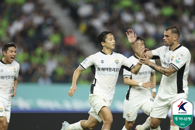 강원FC 송준석(가운데)이 골을 넣고 기뻐하고 있다. /사진=한국프로축구연맹 제공