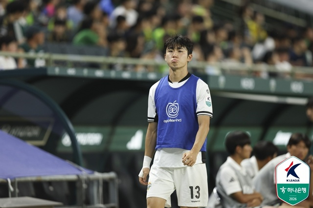 벤치에서 경기를 준비하는 강원FC 이기혁. /사진=한국프로축구연맹 제공
