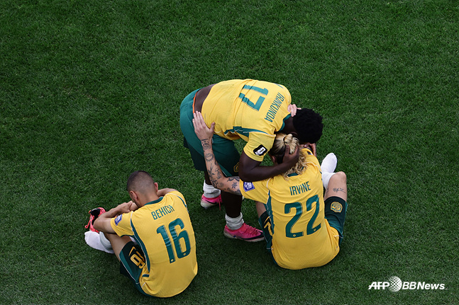 32강 탈락에 아쉬워하는 호주 선수단. /AFPBBNews=뉴스1
