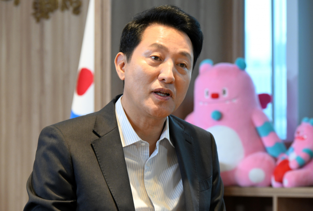 오세훈 서울시장이 지난 3일 서울시청에서 요미우리 기자와 인터뷰하고 있다./사진제공=서울시