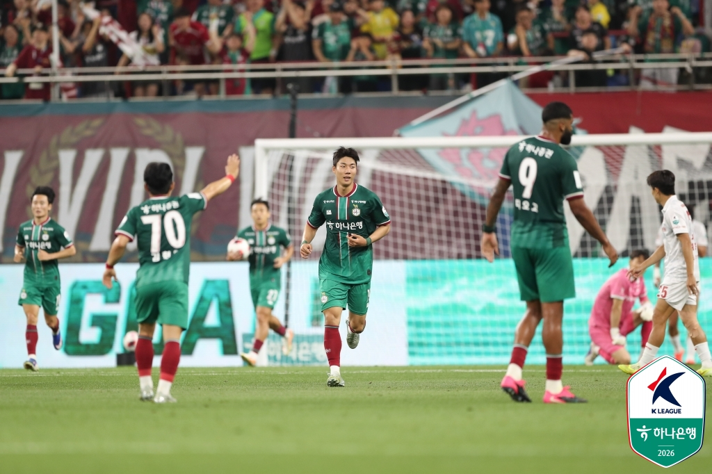 대전하나시티즌 서진수가 4일 대전월드컵경기장에서 열린 부천FC전에서 동점골을 넣은 뒤 기뻐하고 있다. /사진=한국프로축구연맹 제공