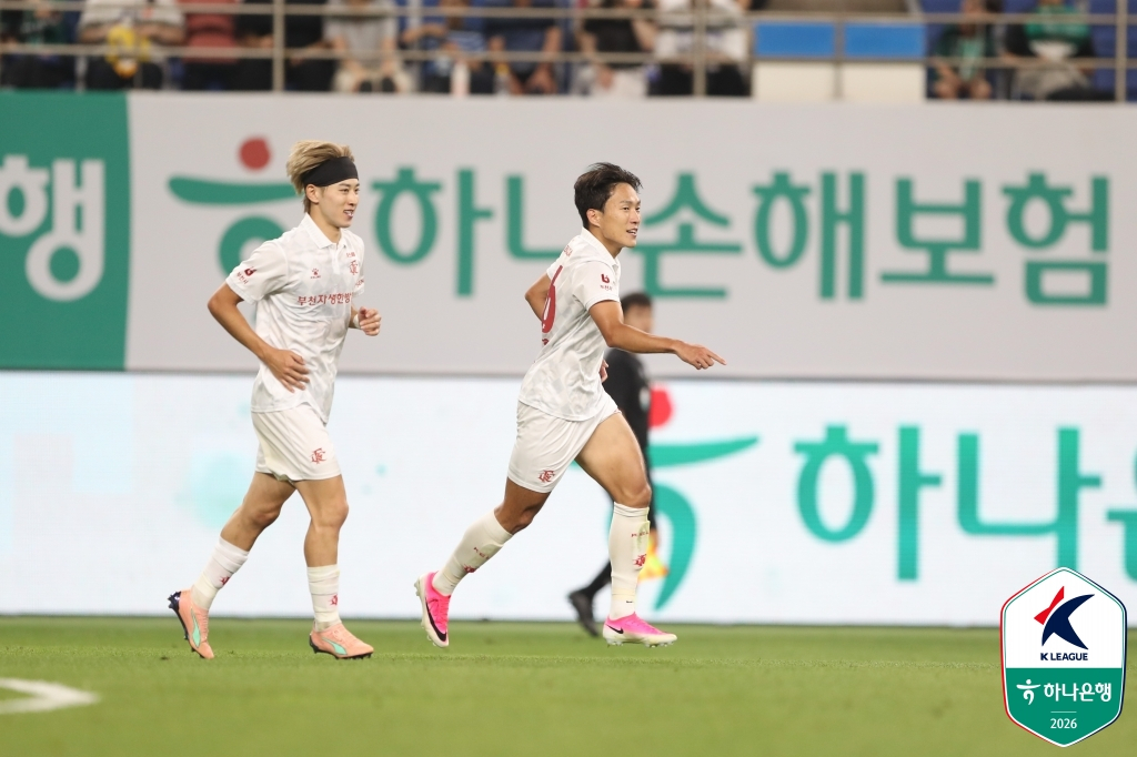 부천FC 안태현이 4일 대전월드컵경기장에서 열린 대전하나시티즌전에서 동점골을 넣은 뒤 골 세리머니를 하고 있다. /사진=한국프로축구연맹 제공