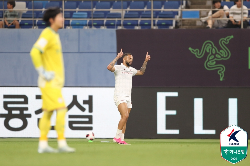 부천FC 가브리엘이 4일 대전월드컵경기장에서 열린 대전하나시티즌전에서 역전골을 넣은 뒤 골 세리머니를 하고 있다. /사진=한국프로축구연맹 제공