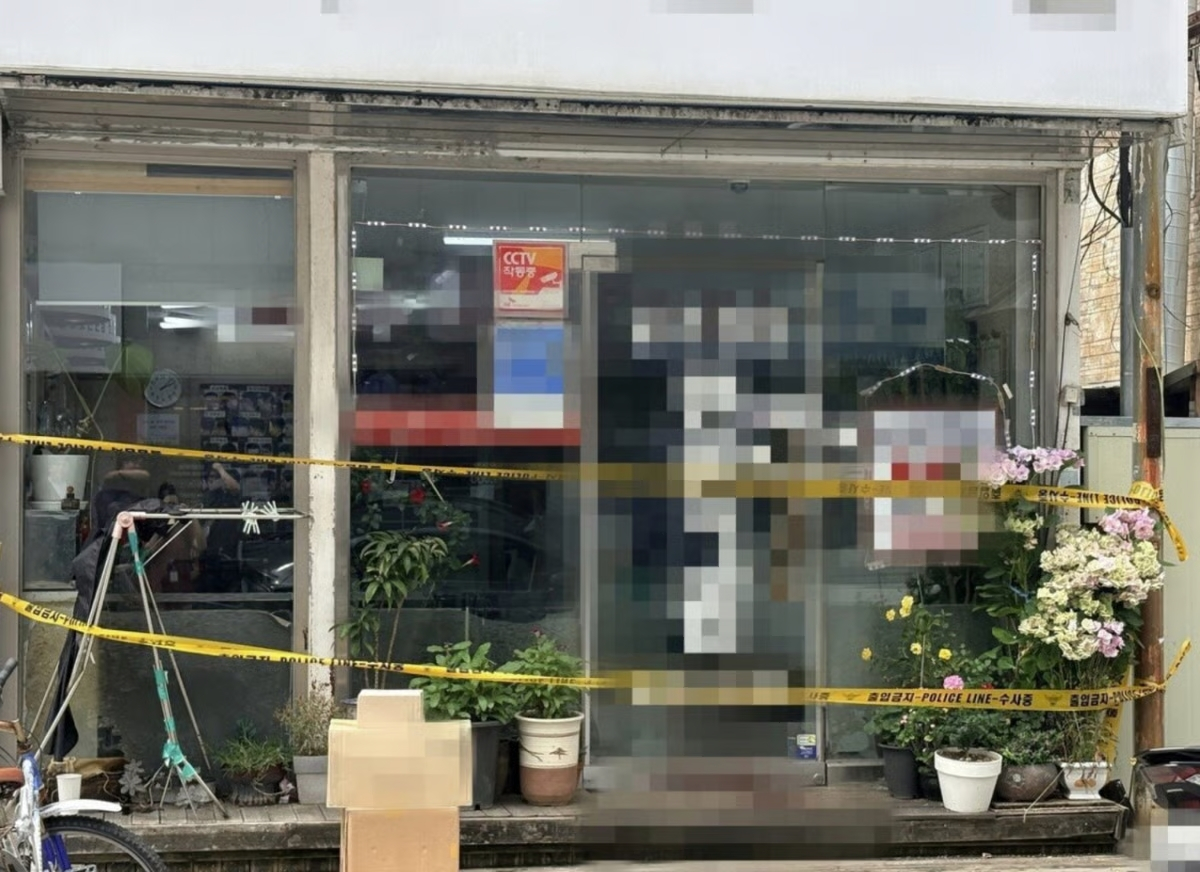 지난 2일 흉기 난동이 발생한 경남 거제시 고현동의 한 미용실 앞에 폴리스라인이 설치돼 있다/사진=뉴스1