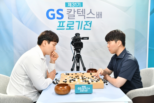 신민준(오른쪽)이 4일 제31기 GS칼텍스배 프로기전 결승 5번기 3국에서 박정환에 승리를 거둔 뒤 복기를 하고 있다. /사진=한국기원 제공