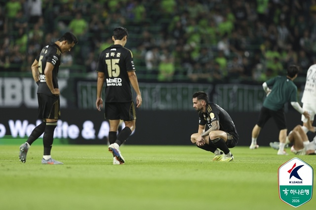 패배에 아쉬워하는 전북현대 선수들. /사진=한국프로축구연맹 제공