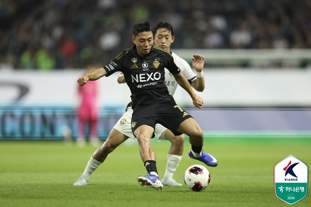 경기에 집중하는 전북현대 이동준(왼쪽). /사진=한국프로축구연맹 제공