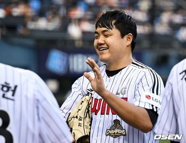 LG 트윈스 투수 장현식이 4일 서울시 송파구 잠실야구장에서 열린 한화 이글스와 2026 신한 SOL KBO리그 홈경기에 선발 등판해 무실점으로 이닝을 막아낸 뒤 동료들의 환영을 받으며 더그아웃으로 향하고 있다.