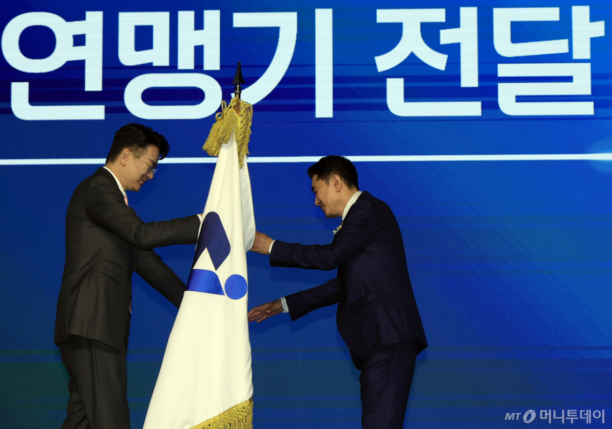 (서울=뉴스1) 박정호 기자 = 이호진 한국배구연맹 신임 총재가 3일 오전 서울시 용산구 그랜드 하얏트 서울 그랜드볼룸에서 열린 한국배구연맹 총재 이·취임식에서 조원태 이임 총재에게 연맹기를 전달 받고 있다. 2026.7.3/뉴스1 Copyright © 뉴스1. All rights reserved. 무단 전재 및 재배포, AI학습 이용 금지. /사진=(서울=뉴스1) 박정호 기자