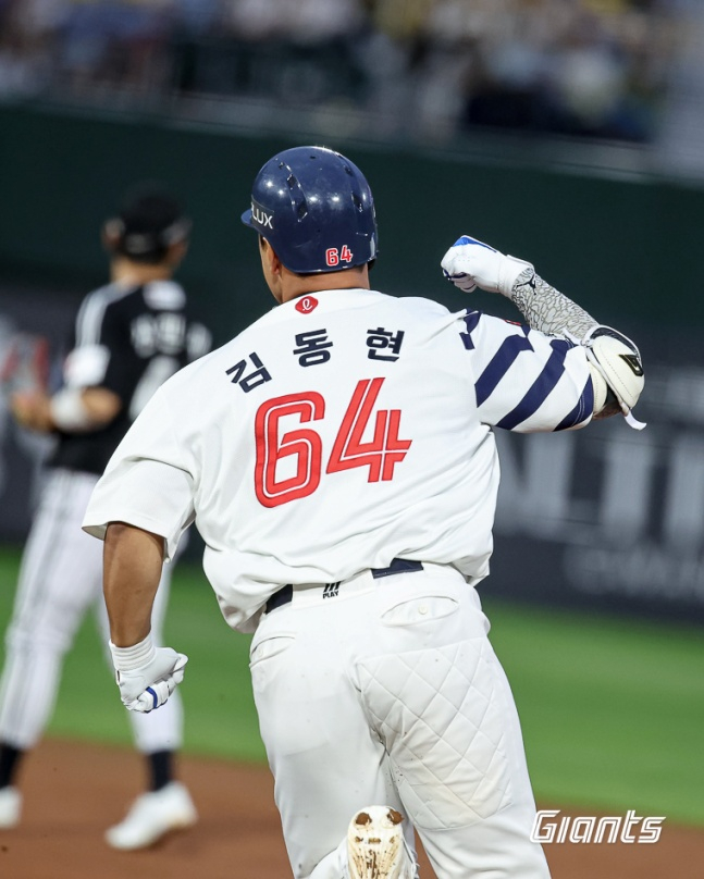 롯데 김동현이 홈런을 치고 그라운드를 돌고 있다. /사진=롯데 자이언츠 제공